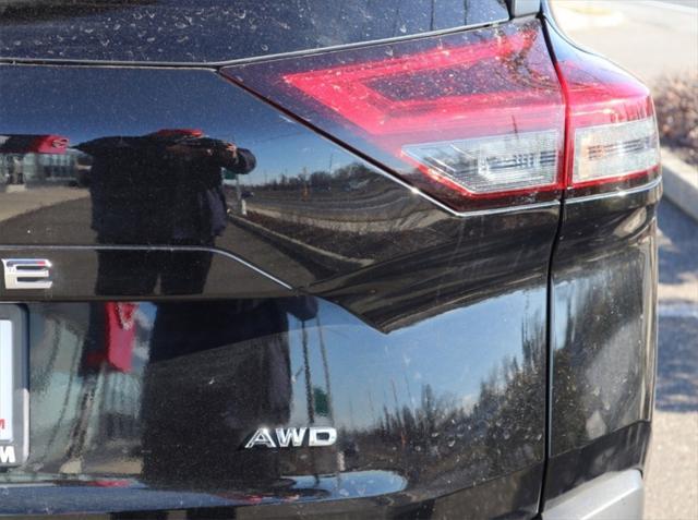 Photo of 2023 Super Black Nissan Rogue
