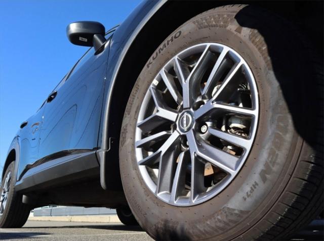 Photo of 2023 Super Black Nissan Rogue