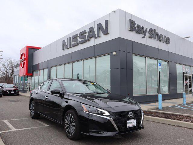 Photo of 2023 Super Black Nissan Altima