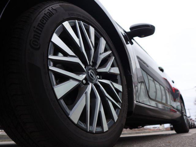 Photo of 2023 Super Black Nissan Altima