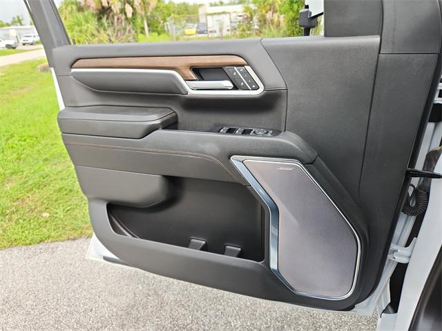 Photo of 2024 Iridescent Pearl Tricoat Chevrolet Silverado 3500