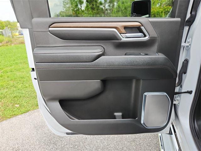 Photo of 2024 Iridescent Pearl Tricoat Chevrolet Silverado 3500
