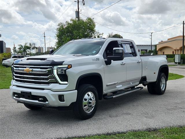 Photo of 2024 Iridescent Pearl Tricoat Chevrolet Silverado 3500