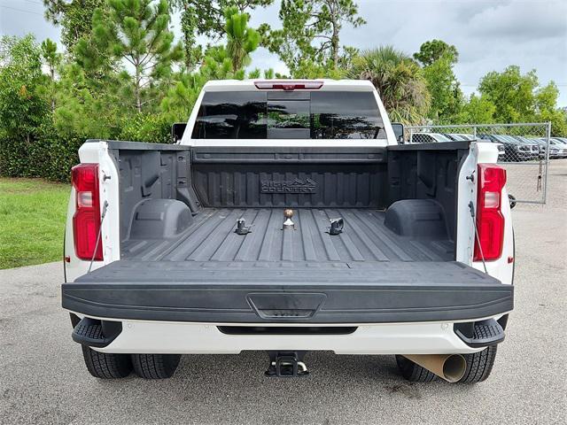 Photo of 2024 Iridescent Pearl Tricoat Chevrolet Silverado 3500