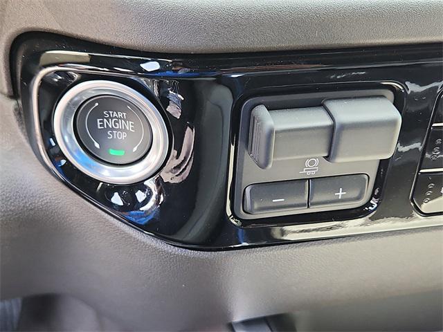 Photo of 2025 Summit White GMC Sierra 2500