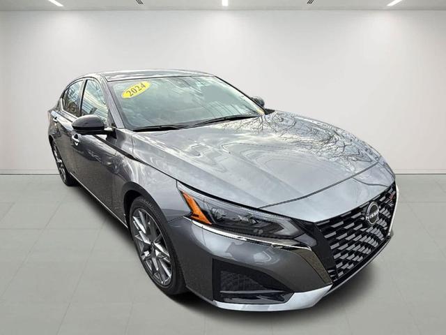 Photo of 2024 Gun Metallic Nissan Altima