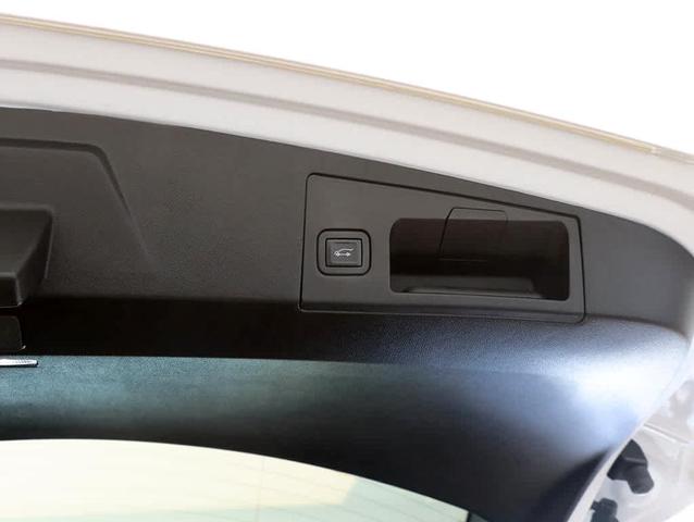 Photo of 2021 Crystal White Tri-Coat Cadillac XT5