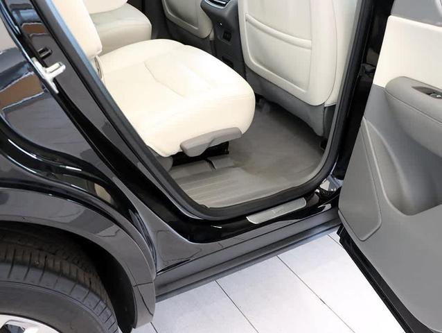 Photo of 2024 Stellar Black Metallic Cadillac XT6