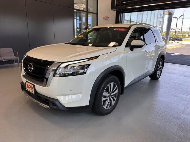 Photo of 2023 White Nissan Pathfinder