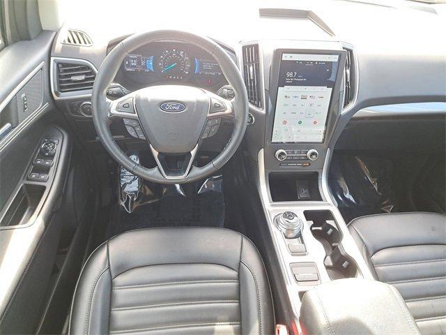 Photo of 2024 Silver Metallic Ford Edge