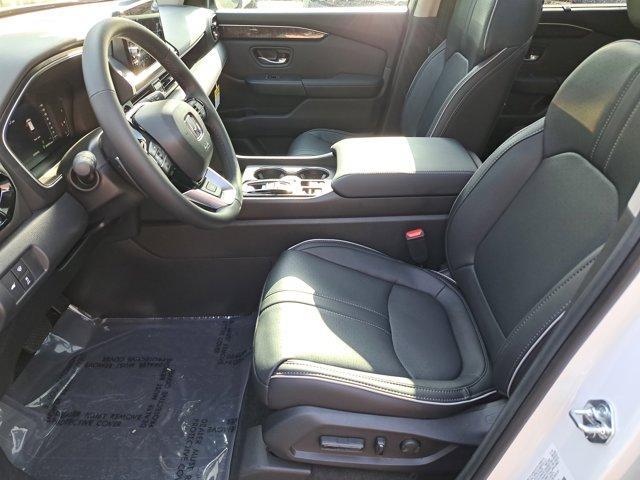 Photo of 2025 Platinum White Pearl Honda Pilot