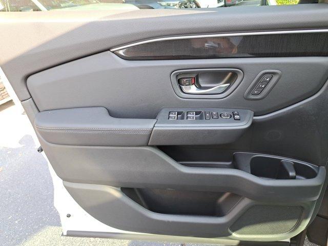 Photo of 2025 Platinum White Pearl Honda Pilot