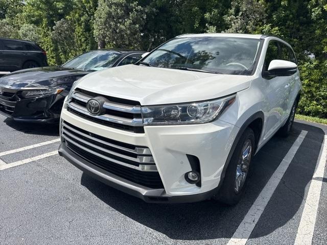 Photo of 2019 Blizzard Pearl Toyota Highlander