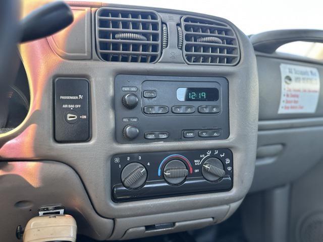 Photo of 2003 Olympic White Chevrolet S-10