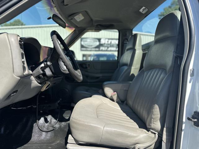 Photo of 2003 Olympic White Chevrolet S-10