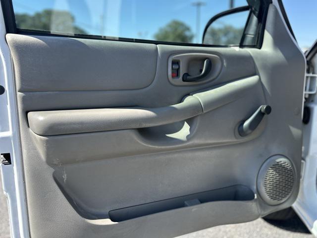 Photo of 2003 Olympic White Chevrolet S-10