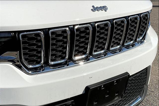 Photo of 2023 Bright White Clearcoat Jeep Grand Cherokee