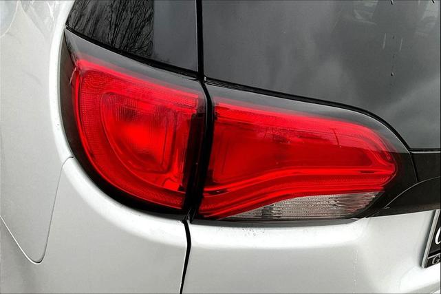 Photo of 2022 Bright White Clearcoat Chrysler Voyager