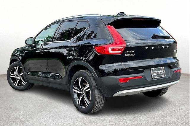 Photo of 2024 Onyx Black Metallic Volvo XC40