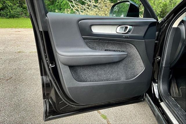 Photo of 2024 Onyx Black Metallic Volvo XC40