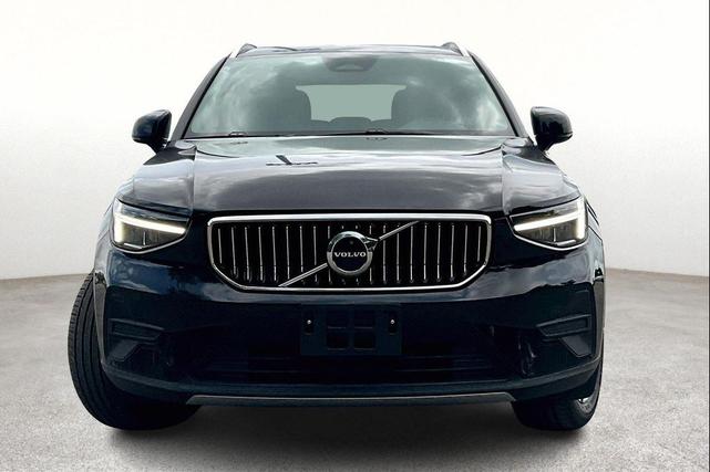 Photo of 2024 Onyx Black Metallic Volvo XC40