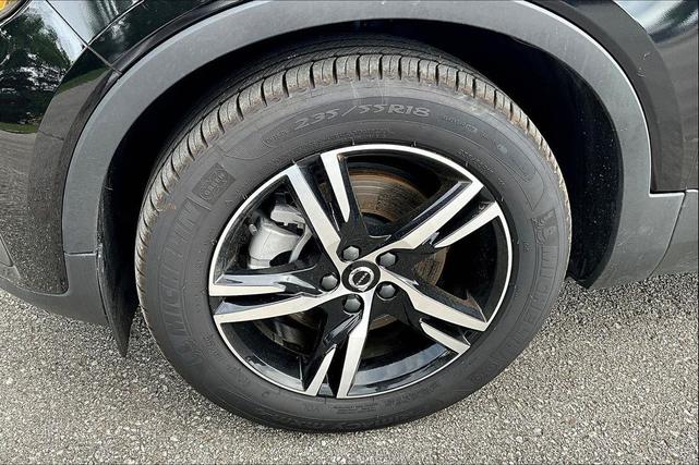 Photo of 2024 Onyx Black Metallic Volvo XC40