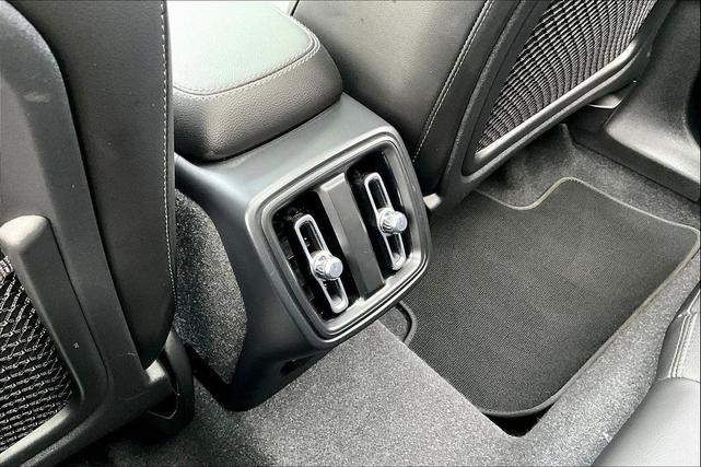 Photo of 2024 Onyx Black Metallic Volvo XC40