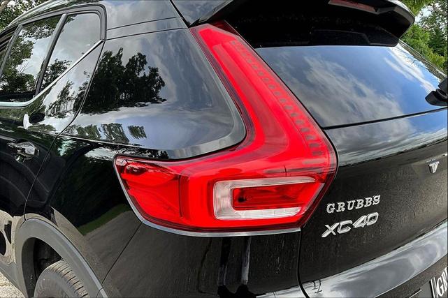 Photo of 2024 Onyx Black Metallic Volvo XC40