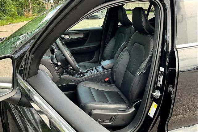 Photo of 2024 Onyx Black Metallic Volvo XC40