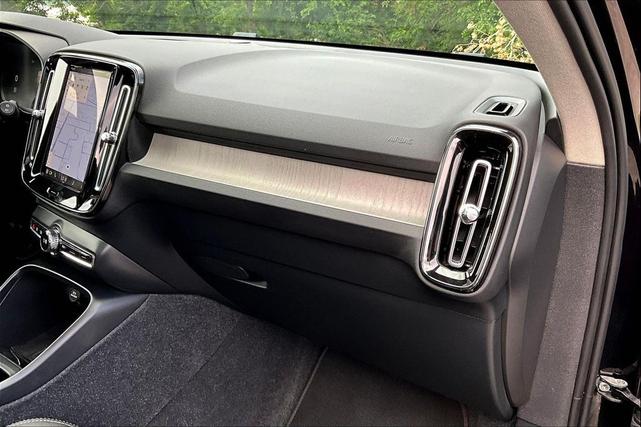 Photo of 2024 Onyx Black Metallic Volvo XC40