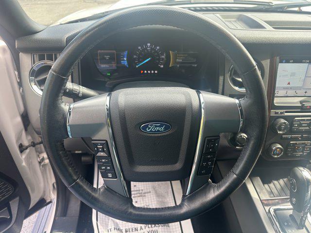 Photo of 2017 White Platinum Metallic Tri-Coat Ford Expedition