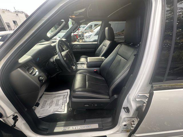 Photo of 2017 White Platinum Metallic Tri-Coat Ford Expedition