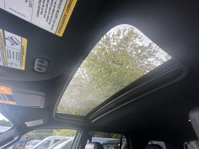Photo of 2017 White Platinum Metallic Tri-Coat Ford Expedition