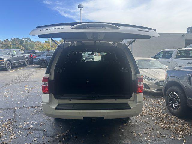 Photo of 2017 White Platinum Metallic Tri-Coat Ford Expedition