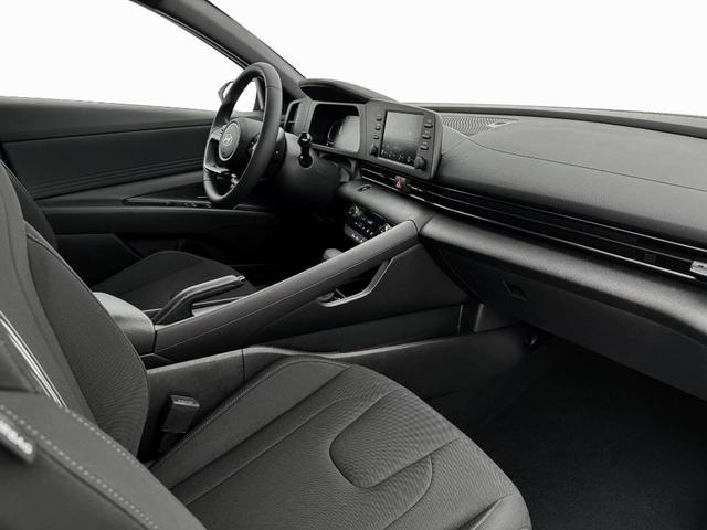 Photo of 2025 White Hyundai ELANTRA