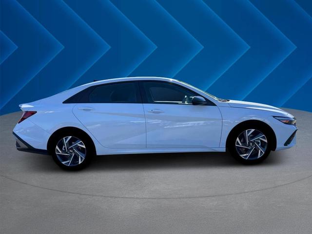 Photo of 2025 White Hyundai ELANTRA