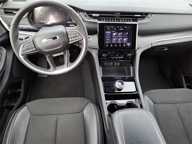 Photo of 2023 Silver Zynith Jeep Grand Cherokee