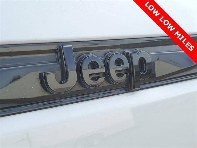 Photo of 2023 Bright White Clearcoat Jeep Grand Cherokee