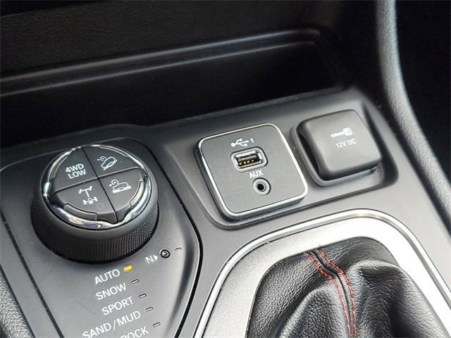 Photo of 2019 Bright White Clearcoat Jeep Cherokee
