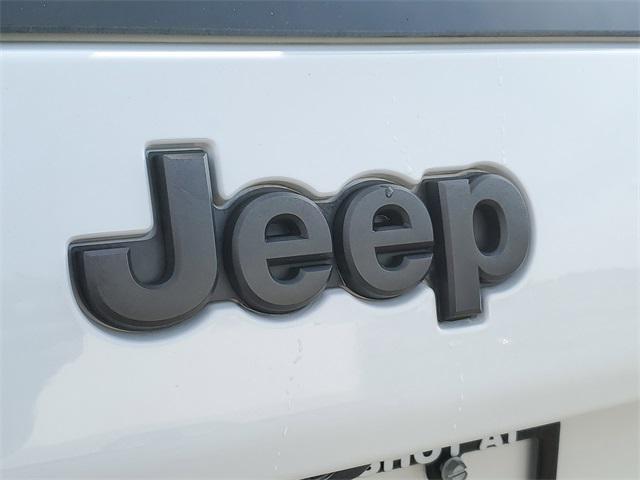 Photo of 2019 Bright White Clearcoat Jeep Cherokee