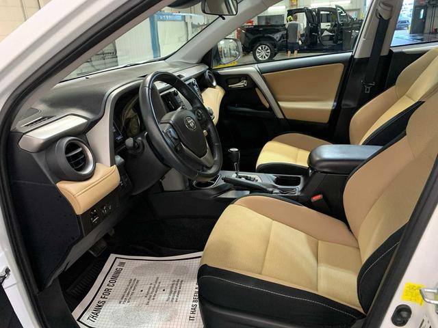 Photo of 2018 Super White Toyota RAV4