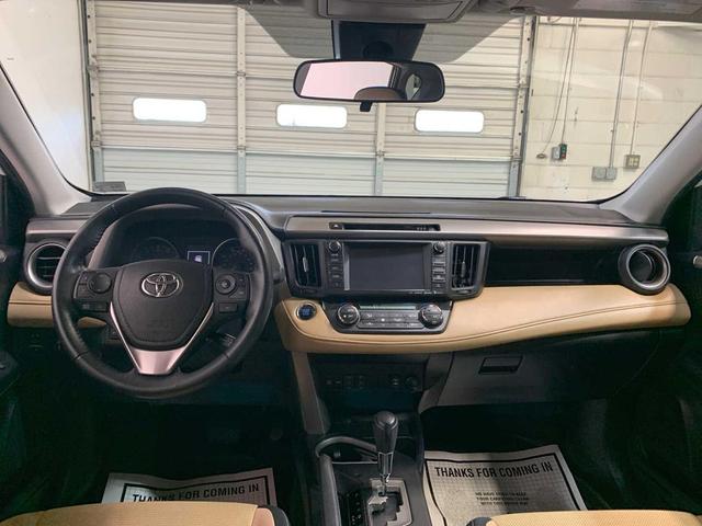 Photo of 2018 Super White Toyota RAV4