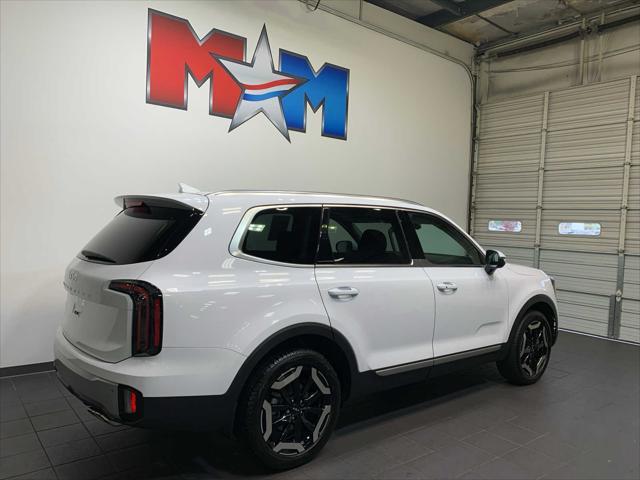 Photo of 2024 Glacial White Pearl Kia Telluride
