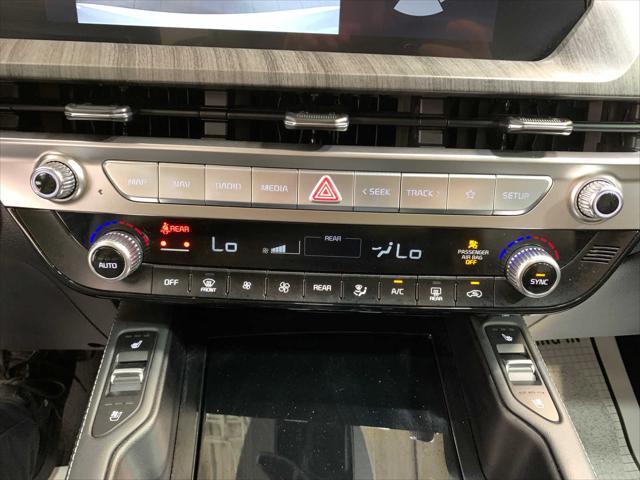 Photo of 2024 Glacial White Pearl Kia Telluride