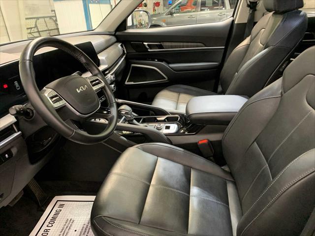 Photo of 2024 Glacial White Pearl Kia Telluride