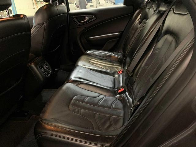 Photo of 2016 Granite Crystal Metallic Clearcoat Chrysler 200