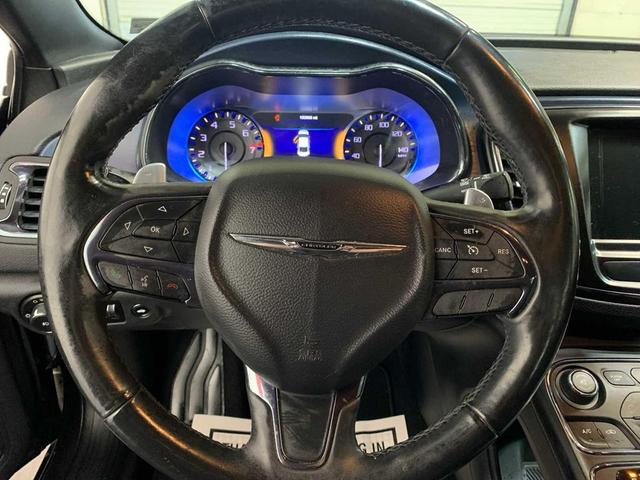 Photo of 2016 Granite Crystal Metallic Clearcoat Chrysler 200
