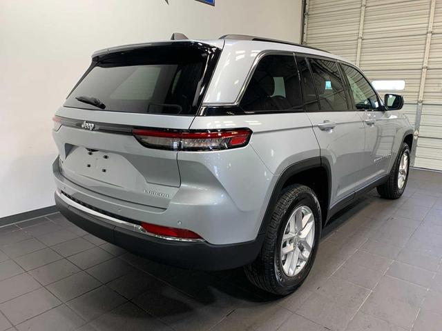 Photo of 2025 Silver Zynith Jeep Grand Cherokee