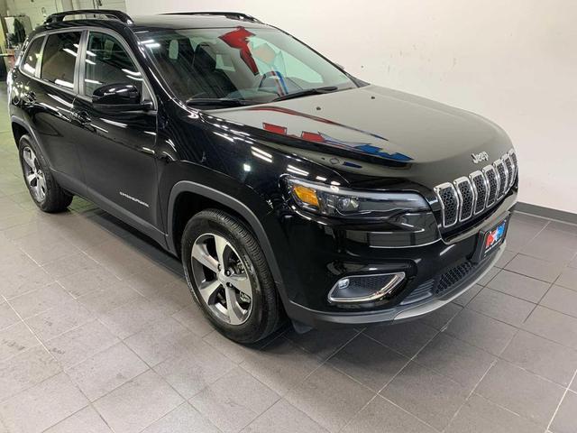 Photo of 2022 Diamond Black Crystal Pearlcoat Jeep Cherokee