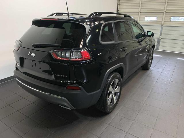 Photo of 2022 Diamond Black Crystal Pearlcoat Jeep Cherokee